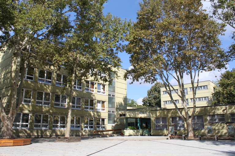 Iskola épületét ábrázoló kép